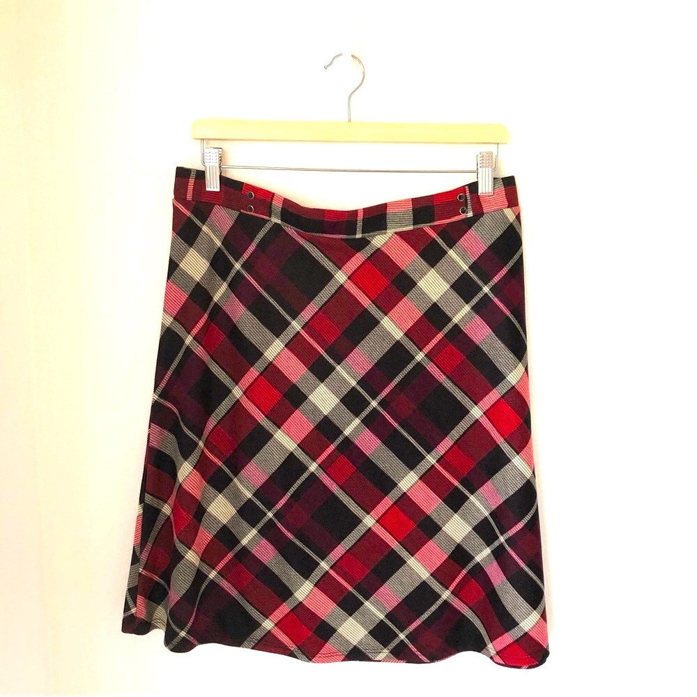 Love Scarlett Women’s PL Petite Large A-Line Red Black Plaid Skirt Stretch Knit